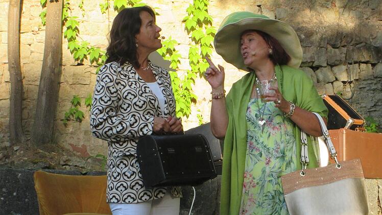Ärztin Dr. Edith Armstrong (Stephania Eidelloth, links) und Wilhelmina Blore (Anne Rauschmann, rechts), die keine Millionärin sondern Privatdetektivin ist, rätseln über ihren Gastgeber. Foto: Winfried Ehling