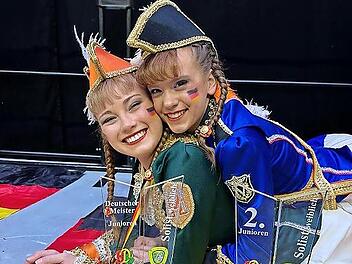 Deutsche Meisterin und Vize: Melissa Wacker (links) und Mila Protzmann dominierten in ihrer Altersklasse die Konkurrenz. Die Drittplatzierte hatte &uuml;ber 20 Punkte Abstand.