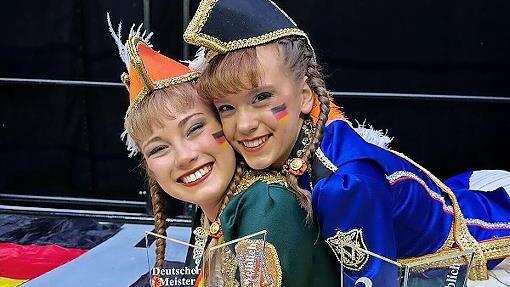 Deutsche Meisterin und Vize: Melissa Wacker (links) und Mila Protzmann dominierten in ihrer Altersklasse die Konkurrenz. Die Drittplatzierte hatte &uuml;ber 20 Punkte Abstand.