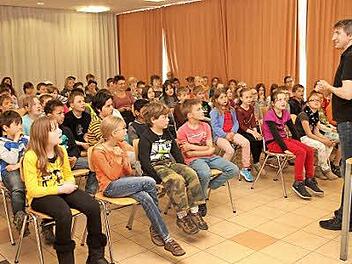 Wie gebannt hingen die Schüler an den Lippen von Kinderbuchautor Josef Koller. Er las in der Grundschule Eltmann.  Foto: Günther Geiling