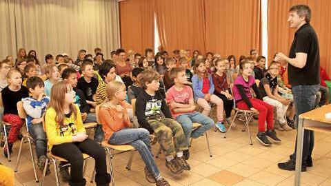 Wie gebannt hingen die Schüler an den Lippen von Kinderbuchautor Josef Koller. Er las in der Grundschule Eltmann.  Foto: Günther Geiling