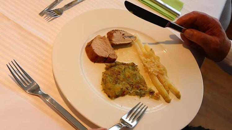 Die Lende mit Spargel und Zucchini-Kartoffelpuffern von Bodo Busse und Roland Fister.Foto: Barbara Herbst