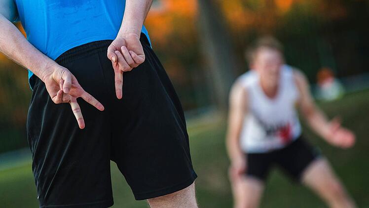 Hinweis für den Partner: Falls der linke Gegenspieler angreift, wird dieser diagonal geblockt, der rechte Gegner wird "longline" verteidigt. Foto: René Ruprecht