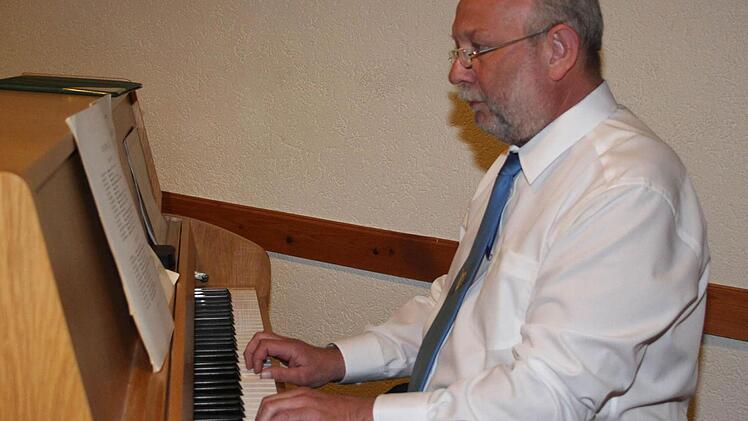Sigurd Karg begeisterte das Publikum im Dorfhaus mit Klavierintermezzi von Clementi. Foto: Sonja Adam