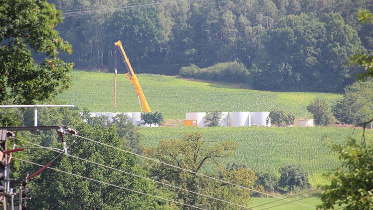 Blick von Gärtenroth zum Zwischenlager für die Betonschalen von Windrad 5  Foto: Friedwald Schedel