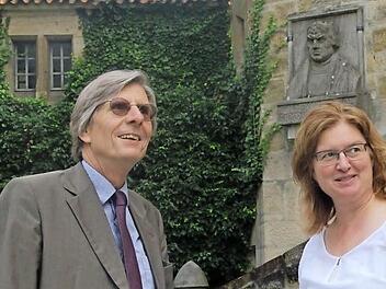 Klaus Weschenfelder, Direktor der Kunstsammlungen Veste Coburg, mit Tageblatt-Redakteurin Simone Bastian beim Gespräch im Burghof. Hinten wacht das Portrait von Martin Luther. Foto: Lutz Naumman