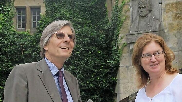 Klaus Weschenfelder, Direktor der Kunstsammlungen Veste Coburg, mit Tageblatt-Redakteurin Simone Bastian beim Gespräch im Burghof. Hinten wacht das Portrait von Martin Luther. Foto: Lutz Naumman
