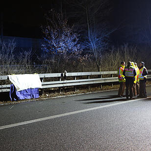 Fußgänger auf A73 von Auto erfasst