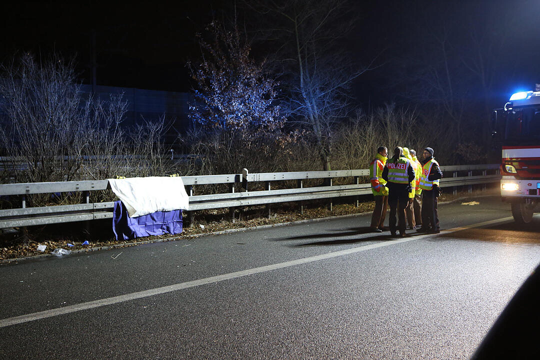 Fußgänger auf A73 von Auto erfasst