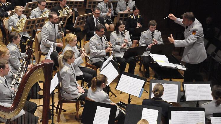 Musikstudenten in Uniform werden sie gerne genannt. In den Semesterferien ihres Studiums an der Robert Schumann Hochschule für Musik in Düsseldorf gehen sie als Ausbildungsmusikkorps mit ihrem musikalischen Leiter Oberstleutnant Michael Euler auf Konzertreise.  Foto: Peter Klopf