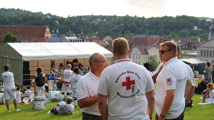 Im Hintergrund feiern die Sambistas und die Sanitäter des BRK stehen für Notfälle bereit. Foto: Marcel Thein, BRK