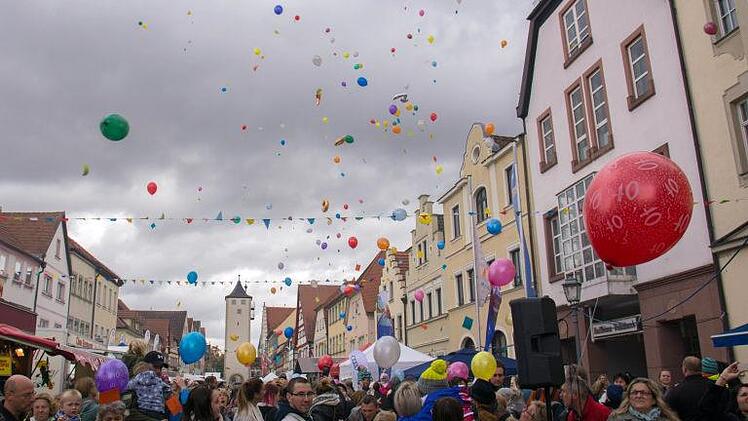 Mit dem Luftballonwettbewerb der Kindergartenkinder startete wieder das Haßfurter Straßenfest. Foto: Ulrike Langer