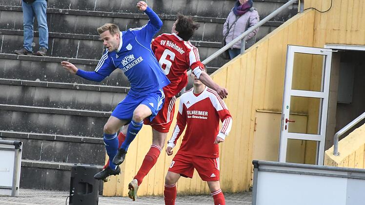 Szene aus dem Bezirksliga-Spiel des TSV Münnerstadt (in blau) gegen den SV Rödelmaier (2:1).