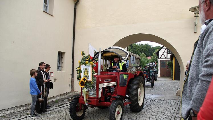 Pater Flavian segnet die Traktoren und ihre Fahrer im Klostertorbogen.  Foto: Thomas Weichert