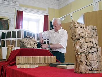 Museumsleiter Viktor Fieger bereitet die Ausstellung vor. Foto: privat