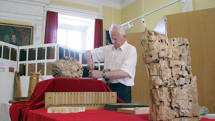 Museumsleiter Viktor Fieger bereitet die Ausstellung vor. Foto: privat