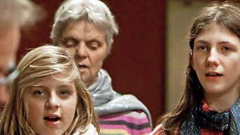 Mädchen der Jugendkantorei (im Vordergrund) werden  mitwirken.