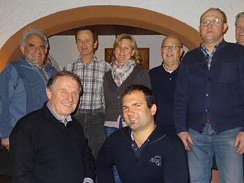 Der Direktor des Gartenbauzentrums Bayern-Nord, Gerhard Reichelsdorfer freut sich über die engagierte Vorstandschaft der Gartenbaugruppe Kitzingen-Etwashausen.  Foto: es