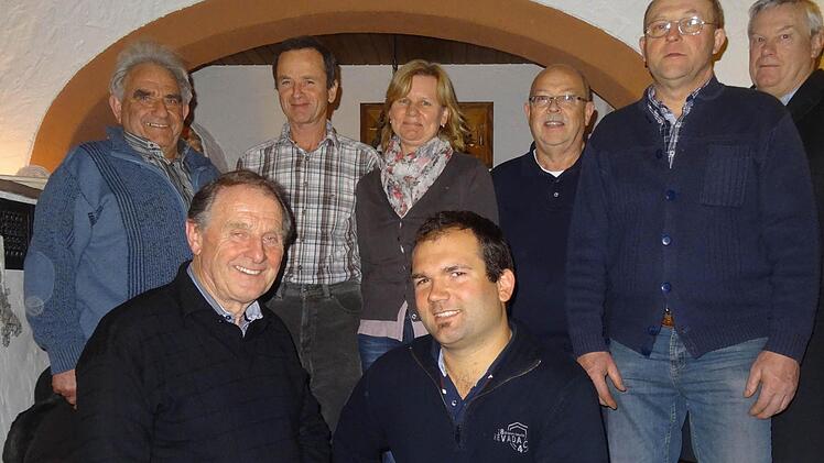 Der Direktor des Gartenbauzentrums Bayern-Nord, Gerhard Reichelsdorfer freut sich über die engagierte Vorstandschaft der Gartenbaugruppe Kitzingen-Etwashausen.  Foto: es
