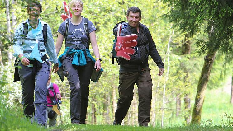 Schönes Wetter und herrliche Natur - kein Wunder, dass diese Wanderer guter Laune sind. Foto: Barbara Herbst