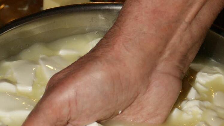Alles handgemacht: Nach einer Stunde trennen sich Käsebruch und Molke. Ein köstliches Milchprodukt entsteht.  Fotos: Sabine Weinbeer