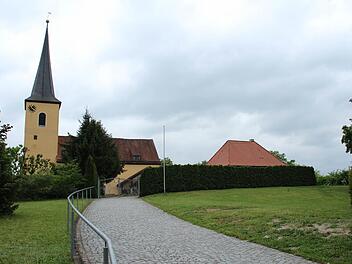 Auf dieser Wiese neben der Kirche soll das neue Pfarrhaus in Neuhaus entstehen.  Fotos: Andreas Dorsch