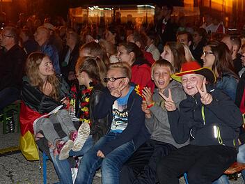 Während viele noch gebannt auf die Leinwand starrten, gaben sich ein paar Jungs schon während des Spiels siegessicher. Fotos: Pauline Lindner