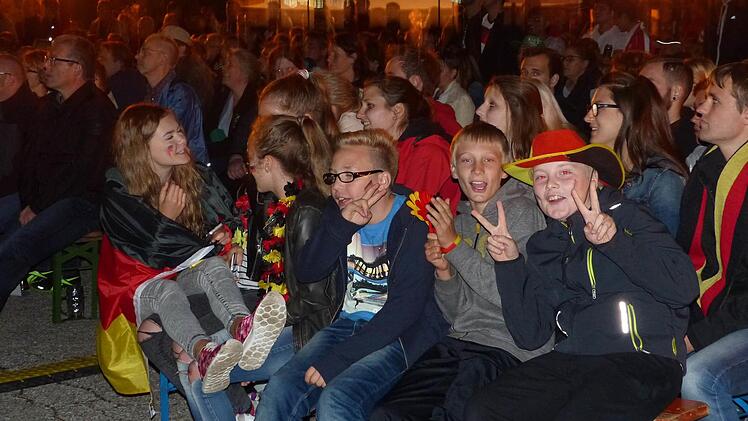 Während viele noch gebannt auf die Leinwand starrten, gaben sich ein paar Jungs schon während des Spiels siegessicher. Fotos: Pauline Lindner