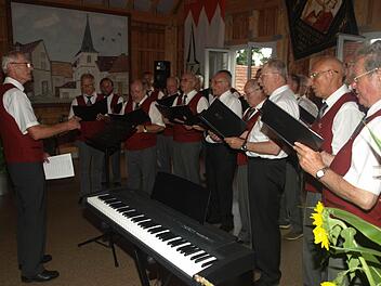 Der Männergesangverein Liederhort Ebenhausen unter der Leitung von Kurt Distler sang auch Lieder für seinen neuen Ehrenvorsitzenden. Foto: Stefan Geiger