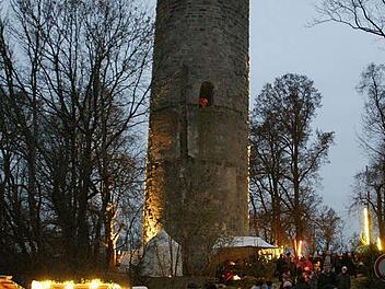 Bei Einbruch der Dunkelheit entfaltet die Wallburg-Weihnacht ihren besonderen Charme. Fotos: Sabine Weinbeer
