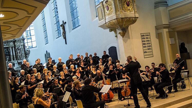 Die Coburger Bachnacht unter der Leitung von Peter Stenglein lockte zahlreiche Zuhörer an mit ihrem vielseitigen Programm. Foto: Jochen Berger