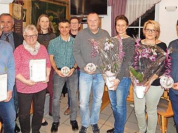 Für 40 Jahre Mitgliedschaft wurden Helmut Zapf und Renate Müller (vorne, mit Urkunden) geehrt. Die schönsten Anwesen haben Ralf Stöcker, Günter und Susann Hagen, Michaela und Jürgen Schirmer (vorne , weiter nach rechts). Es gratulierten (hinten, von links) Kreisvorsitzender Günter Reif, Kassiererin Verena Dörfler und Vorsitzender Hermann Kramer. Foto: Horst Wunner