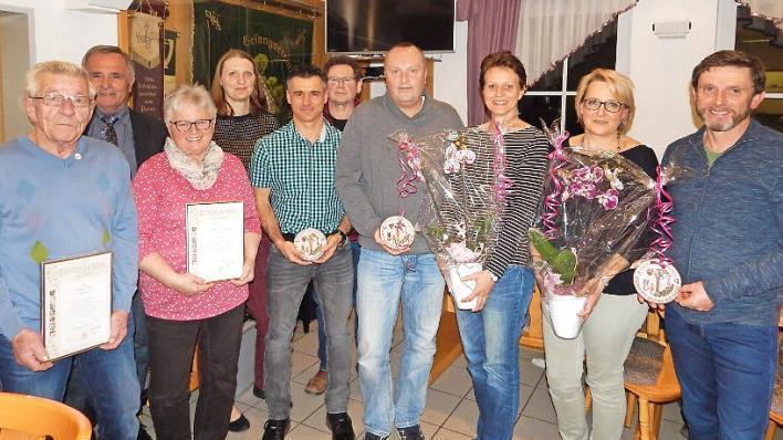Für 40 Jahre Mitgliedschaft wurden Helmut Zapf und Renate Müller (vorne, mit Urkunden) geehrt. Die schönsten Anwesen haben Ralf Stöcker, Günter und Susann Hagen, Michaela und Jürgen Schirmer (vorne , weiter nach rechts). Es gratulierten (hinten, von links) Kreisvorsitzender Günter Reif, Kassiererin Verena Dörfler und Vorsitzender Hermann Kramer. Foto: Horst Wunner