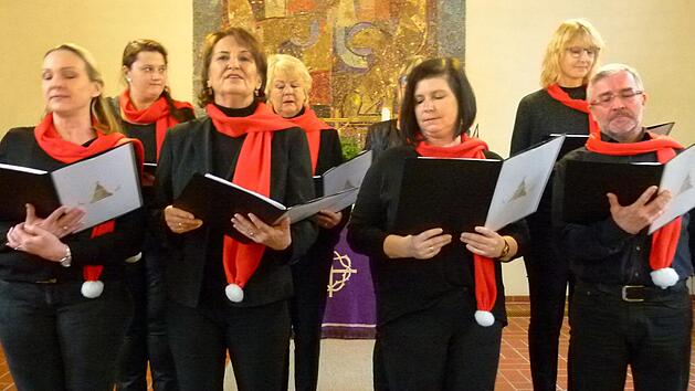 Der "Tr&auml;cher Chor" hatte seinen ersten &ouml;ffentlichen Auftritt beim Adventskonzert in Tambach.  Foto: Lothar Weidner