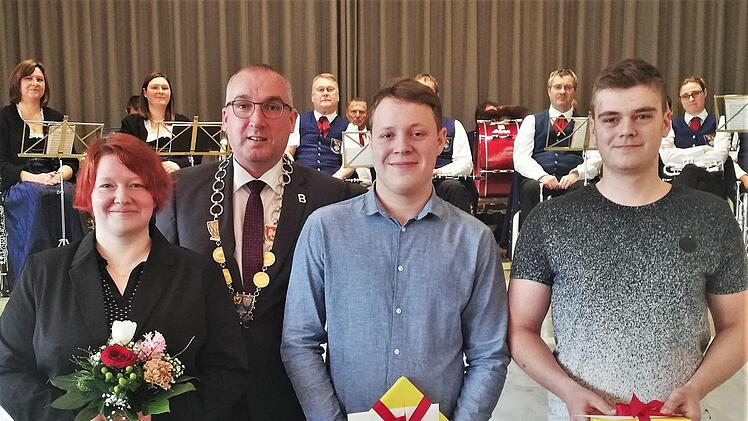 Bürgermeister Sandwall beglückwünschte die Auszubildenden (von links) Alexandra Weber (Bad Bocklet), Lukas Grom (Bad Bocklet und Tobias Neugebauer (Aschach) für herausragende Leistungen. Foto: Sigismund von Dobschütz