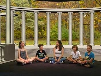 Sarah Kolling beim Philosophieren mit Kindern. Foto: Salve.Tv