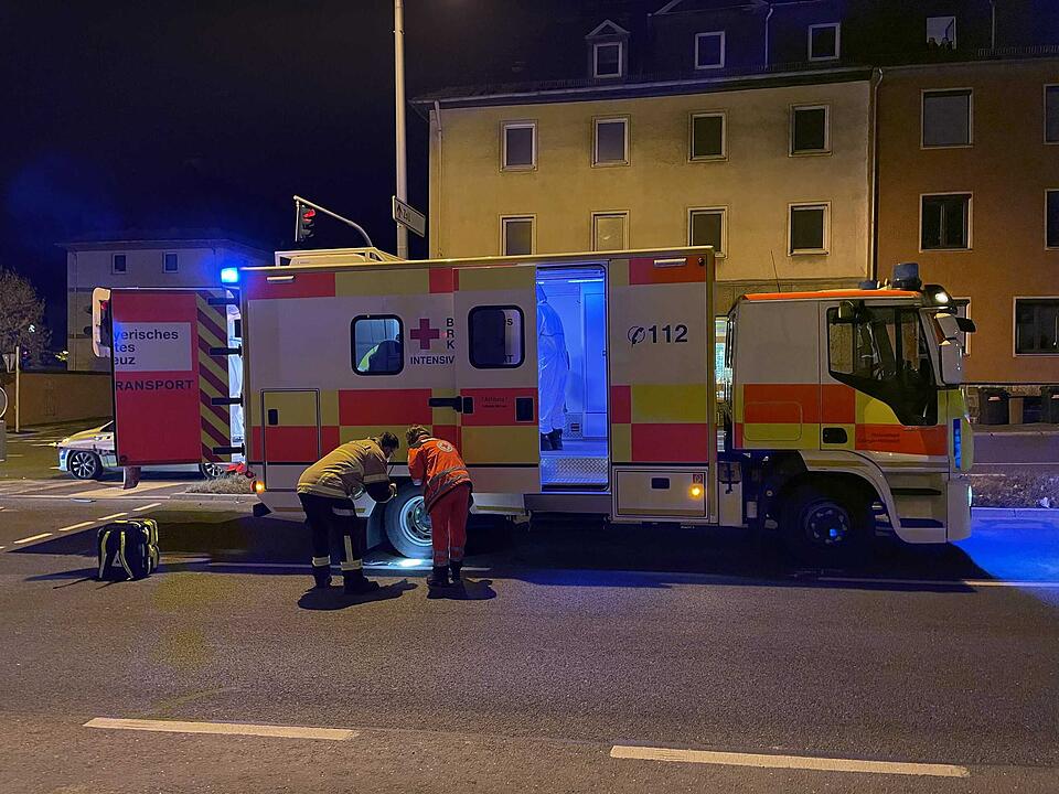Nach Unfall mit Intensivtransportwagen: Beatmeter Corona-Patient muss auf offener Straße umgelagert werden