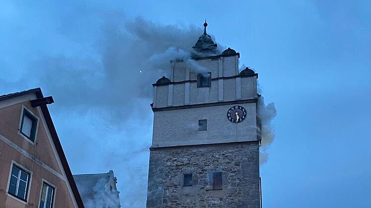 Brand in Dinkelsb&uuml;hl: N&ouml;rdlinger Tor in Flammen - B&uuml;rgermeister ersch&uuml;ttert