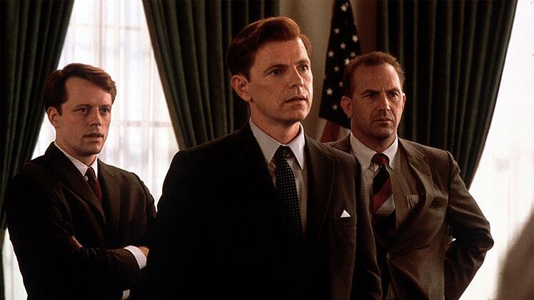 Pr&auml;sident John F. Kennedy (Bruce Greenwood, Mitte), sein Bruder Robert (Steven Culp, links) und Kenneth O'Donnell erhalten immer neue Schreckensnachrichten.