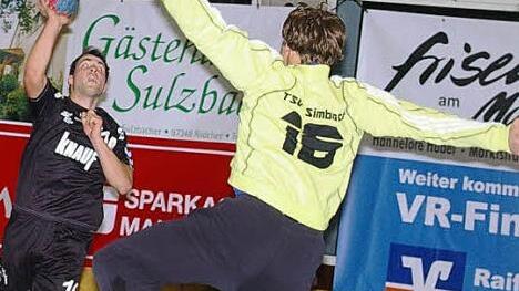 Rödelsees Andreas Paul hebt den Ball über den herausstürmenden Simbacher Torhüter. Foto: Krumpholz