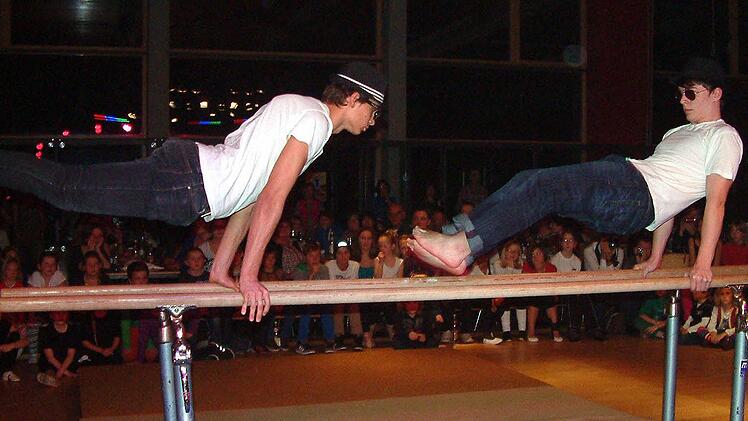 Sowas wie die Bluesbrothers auf dem Barren: Die Vorführungen der Geräteturner besaßen  eine ausgesprochen heitere Note. Turnen ist "in".