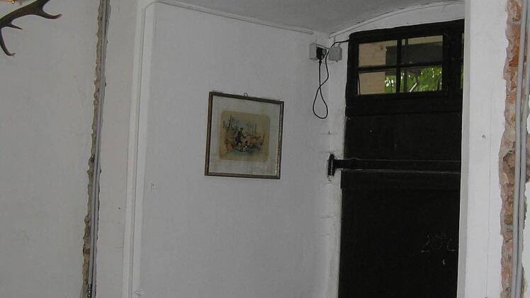 Der Eingangsbereich mit der großen hölzernen Eingangstür war energetisch immer besonders problematisch. Eine Wandheizung wurde eingebaut, zusätzlich sorgt eine moderne Glastür für wenig Energieverluste.