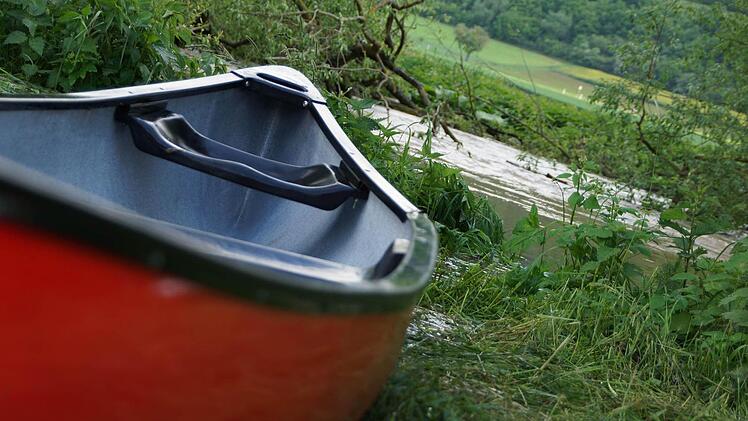 Das Kanu ist beschädigt. Die Bootswand ist links und rechts geknickt.