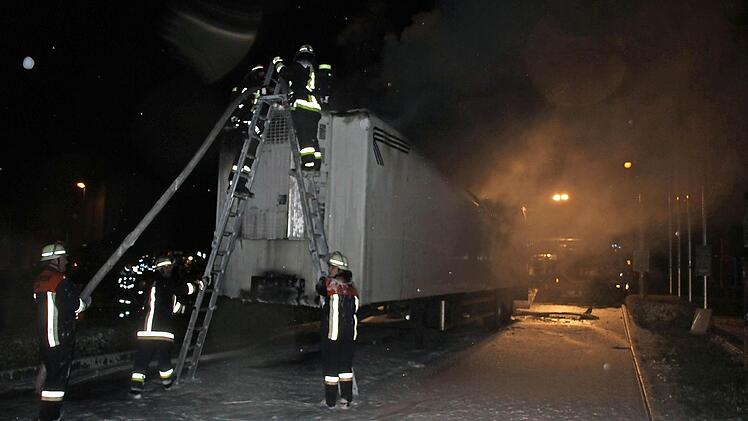 Auch gegen 3 Uhr flackerten immer wieder Brandnester auf der Ladefläche auf. Auch gegen 3 Uhr flackerten immer wieder Brandnester auf der Ladefläche auf.