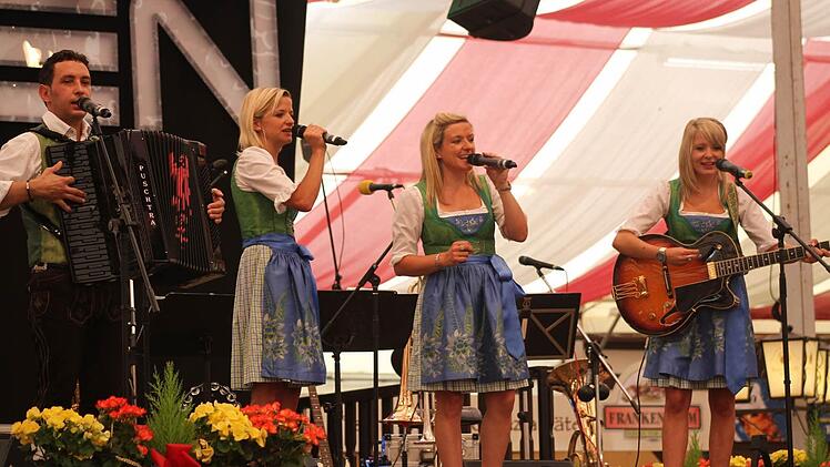 Die Geschwister Niederbacher luden zum Schunkeln ein: Manfred, Angelika, Christina und Andrea. Foto: Sonja Adam