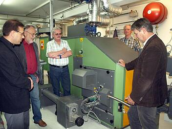 Interessiert begutachten Pfarrer Richard Reis, Kirchenpfleger Walter Schmittdorsch, Pfarrgemeinderatsvorsitzender Klaus Wunder, Bruno Beierlorzer und Bürgermeister Gerhard Wunder (von links ) den Brenner der neuen Heizungsanlage. Foto: Susanne Deuerling