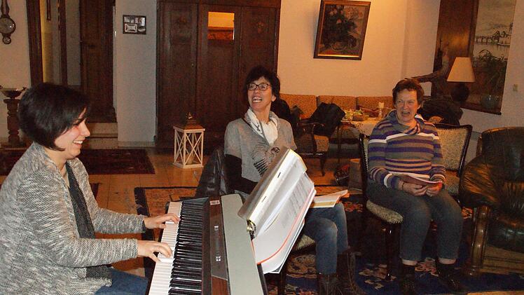 "Da lerne ich auch die richtig alten Schlager kennen", sagt Sonja Wißmüller, seit einigen Jahren "musikalische Leiterin".