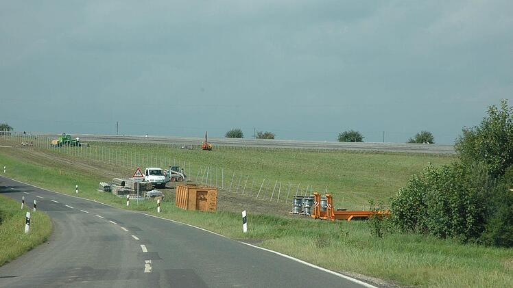 Die Staatstraße 2428, hier kurz nach der Querung mit der B 303 in Richtung Wasmuthhausen, soll ausgebaut werden. Fotos: Gerhard Schmidt