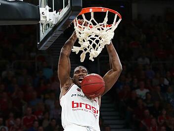 Mit spektakulären Dunks begeisterte Trevor Mbakwe die Bamberger Fans in der abgelaufenen Saison. Foto: sportpress