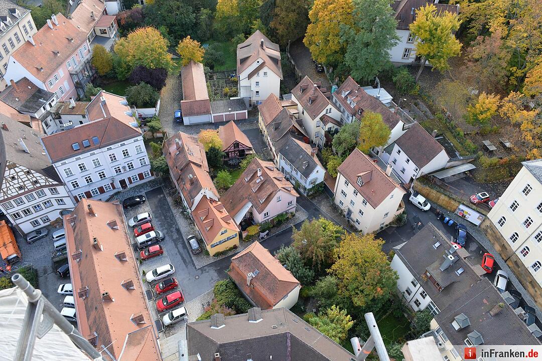 Durch die Hölle gehen. Ein Spaziergang durch das verwinkelte Gässchen im Berggebiet lohnt sich immer. Und wem es in der „Hölle“ zu heiß wird, kann sich nebenan in der   „Eisgrube“ abkühlen.